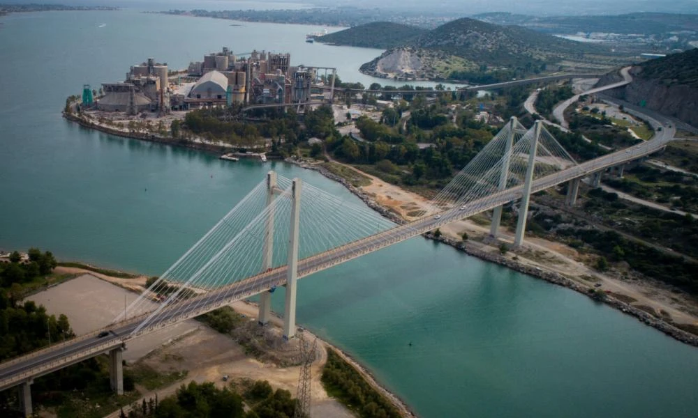 Σοκ στην Εύβοια: 21χρονος έπεσε από την υψηλή γέφυρα της Χαλκίδας